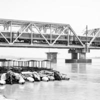 ganga como se ve en garh mukteshwar, uttar pradesh, india, se cree que ganga es el río más sagrado para los hindúes, vista de garh ganga brij ghat, que es un lugar religioso famoso para los hindúes - blanco y negro foto