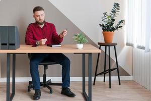 hombre de negocios, director ejecutivo llenando el bloc de notas de papel, planificación empresarial foto