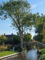 el pueblo holandés de giethoorn foto