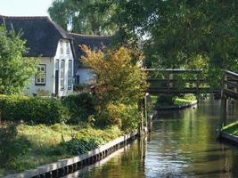 el pueblo holandés de giethoorn foto