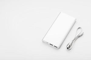 powerbank para cargar dispositivos móviles con cable, sobre un fondo blanco. foto