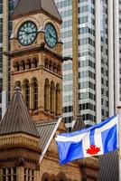 ontario, canadá, 2018 - bandera de toronto ondeando frente al antiguo ayuntamiento en ontario, canadá foto