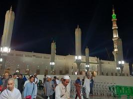 medina, arabia saudita, oct 2022 - hermosa vista de masjid al nabawi madinah en luces nocturnas. masjid al nabawi medina presenta una escena muy hermosa en las luces nocturnas. foto