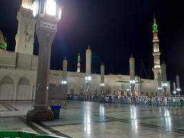 medina, arabia saudita, oct 2022 - hermosa vista de masjid al nabawi madinah en luces nocturnas. masjid al nabawi medina presenta una escena muy hermosa en las luces nocturnas. foto