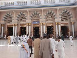 medina, arabia saudita, octubre de 2022 - una hermosa vista diurna del patio exterior de masjid al nabawi, medina. foto