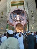 medina, arabia saudita, oct 2022 - peregrinos musulmanes van a visitar roza rasool en masjid al nabawi medina. foto