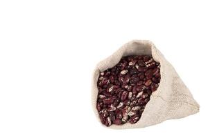 frijoles de colores, semillas de frijoles rojos y blancos en una bolsa de lino, fondo blanco aislado. foto