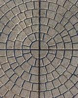 las baldosas del piso se alinean con los ladrillos en un hermoso círculo. foto