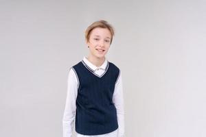 Photo an adorable young happy boy looking at camera wearing a white shirt