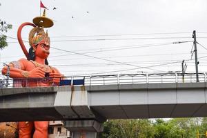 gran estatua de lord hanuman cerca del puente del metro de delhi situado cerca de karol bagh, delhi, india, lord hanuman gran estatua tocando el cielo foto