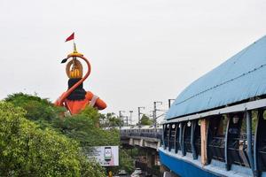 gran estatua de lord hanuman cerca del puente del metro de delhi situado cerca de karol bagh, delhi, india, lord hanuman gran estatua tocando el cielo foto