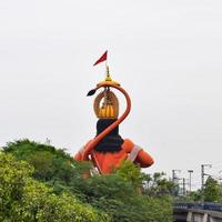 gran estatua de lord hanuman cerca del puente del metro de delhi situado cerca de karol bagh, delhi, india, lord hanuman gran estatua tocando el cielo foto