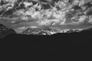 fabulosa vista magnífica de las montañas del cáucaso y el cielo foto