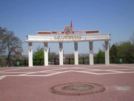 melitopol, región de zaporizhia, ucrania, 2012 - ganadores de la gloria del arco en melitopol construido para conmemorar la victoria en la segunda guerra mundial sobre alemania foto