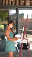 mujer pintando en clase de arte video