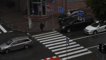 lluvia cayendo sobre el fondo borroso de las calles de la ciudad video