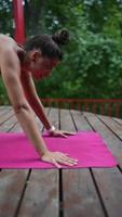 femme pratiquant le yoga dans la nature video