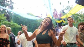 kvinna dans och har roligt på utomhus- fest video