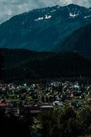 magnífica vista del pueblo en las montañas foto