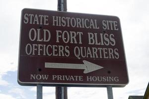 el paso, texas, ee.uu. 29 de septiembre de 2022 cartel que apunta al antiguo cuartel de oficiales de fort bliss en el paso foto