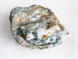 cristales de crisoberilo en roca de berilo cruda en blanco foto