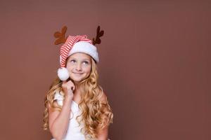 Photo funny curly girl dreaming that Christmas will bring peace and love to all