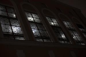 ventanas por la noche. luz en las ventanas por la noche. edificio afuera en la oscuridad. foto