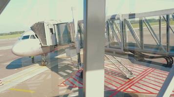 kaliningrad, ryska federation juli 28, 2021 - de passagerare promenader genom de terminal för ombordstigning. aerobridge till aeroflot plan på de flygplats video
