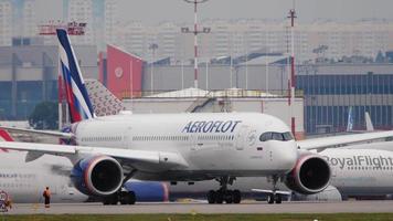 Moskva, ryska federation juli 29, 2021 - flygbuss a350 av aeroflot på sheremetyevo flygplats. trafik på moskva internationell flygplats. aeroflot är de största flygbolag i de ryska federation video