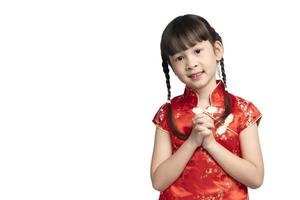chica asiática en cheongsam con gesto de felicitaciones aislado sobre fondo blanco. feliz Año Nuevo Chino. foto