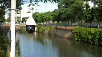 caméra de surveillance montée dans un parc extérieur video