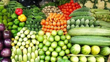 färgrik sortiment av organiserad frukt och grönsaker på marknadsföra stå video