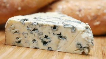 panela de uma fatia de queijo azul em uma mesa com pão video