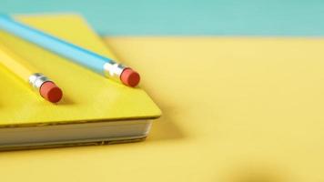 lápices sobre un cuaderno amarillo video