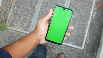 slim telefoon met groen scherm gehouden in hand- video