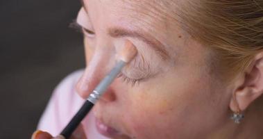 master class sur l'application du maquillage d'âge. maquillage d'âge. crayon à sourcils video