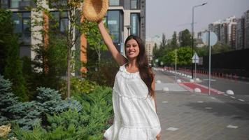 mujer con un vestido blanco suelto caminando por la calle video