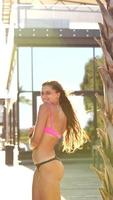 kvinna i bikini poser på däck video