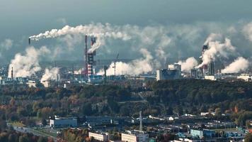 antenn se på rökt rör av kemisk företag växt. luft förorening begrepp. industriell landskap miljö- förorening avfall av termisk kraft växt video