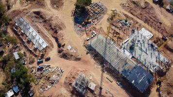 vista aerea el proyecto es la construccion de un gran edificio. grúa de construcción amarilla y trabajadores están trabajando, fotos de drones