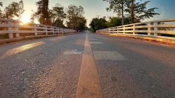 caminos y puentes en el campo al atardecer foto