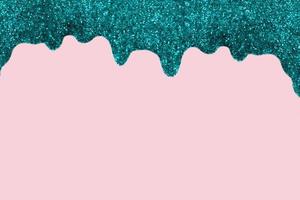 borde turquesa brillante hecho de gel brillante sobre un fondo rosa. fondo de navidad con espacio de copia foto