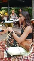 ung kvinna spelar percussion utomhus video
