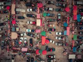 imagen aerea, mercado de pulgas, hay gente muchos autos y tiendas foto