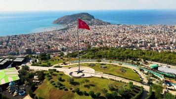 vue de dessus d'alanya sur la montagne avec le drapeau de la turquie et le fond de la ville belle alanya turquie paysage voyage point de repère video