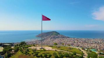 vue de dessus d'alanya sur la montagne avec le drapeau de la turquie et le fond de la ville belle alanya turquie paysage voyage point de repère video