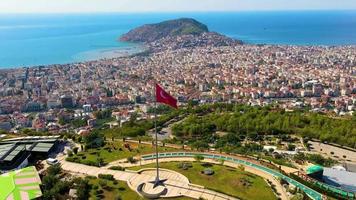 alanya vista superior na montanha com bandeira da turquia e fundo da cidade belo marco de viagem de paisagem de alanya turquia video