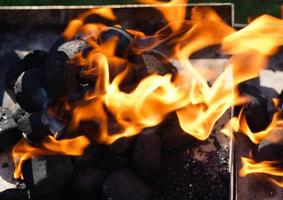 carne a la parrilla de la parrilla de carbón foto