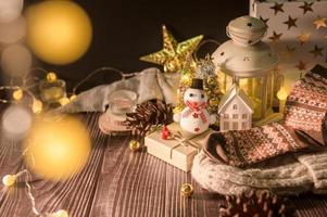 decoraciones navideñas e invernales en una mesa de madera con luces decorativas, fondo navideño foto