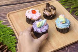 pastelitos de colores en la mesa de madera. foto